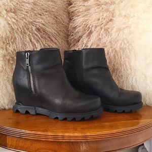 Sorel Joan of Arc III Zip Booties